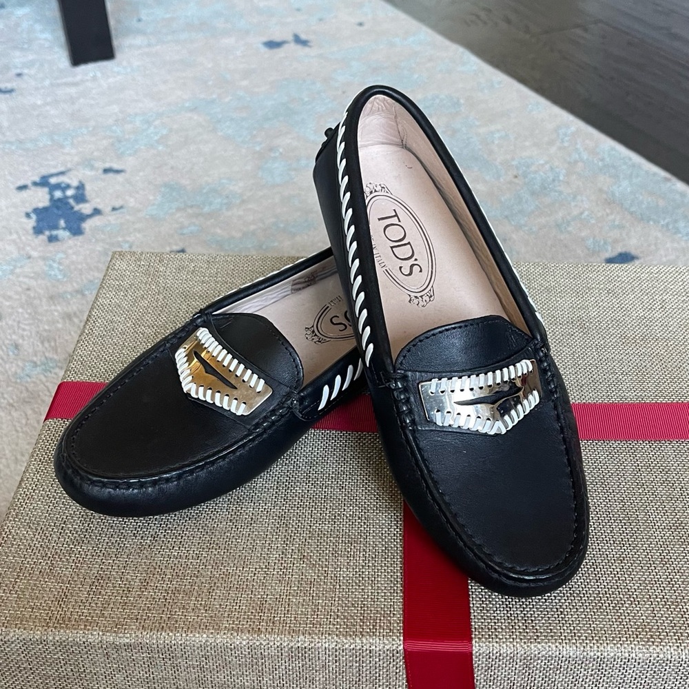 TOD’S Made In Italy Brand New Leather Black and White Loafer Size 35 1/2.